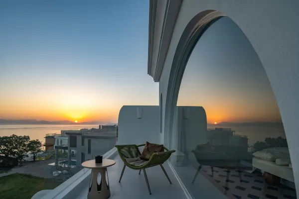 Miyue · Blue and White Saint Island Cliff Hot Tub Boutique Stay Shenzhen Luxury Resort
